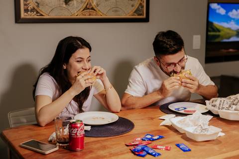 life style com casal em apartamento comendo lanche ensaio descontraído realizado por fotografa autoral e documental criativa thais augusto fotografia, fotografa de casamento em bauru e interior de sp'