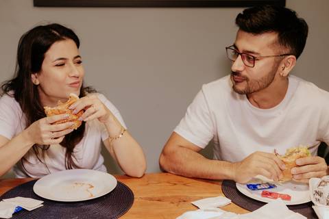 life style com casal em apartamento comendo lanche ensaio descontraído realizado por fotografa autoral e documental criativa thais augusto fotografia, fotografa de casamento em bauru e interior de sp'
