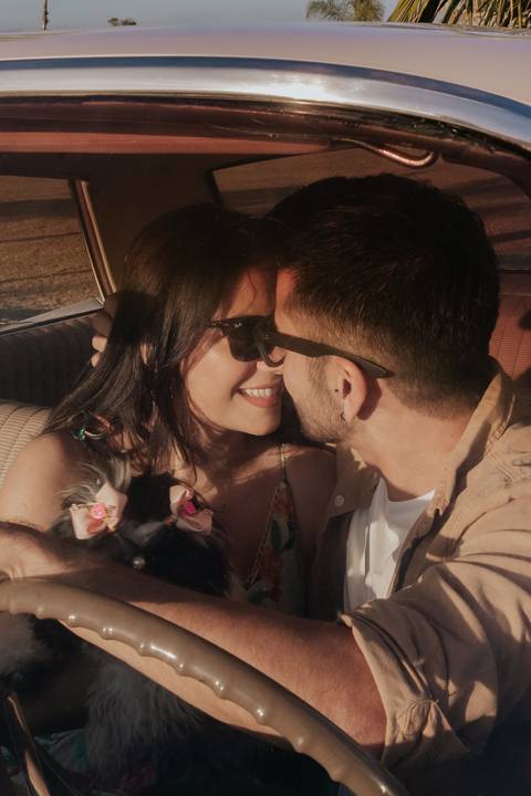 ensaio pré wedding com casal e cachorro de forma natural ensaio documental e criativo, ensaio pré wedding, thais augusto fotografia, carro antigo galaxie 500 ford, ensaio com fotos personalidade do casal, fotografia em bauru-sp, fotografa autoral'