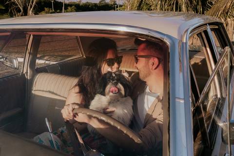 ensaio espontâneo de casal, pré wedding, ensaio de casal, com cachorro, ensaio autoral criativo, com carro antigo feito pela fotografa de casamento, thais augusto fotografia, fotografia documental e criativo para casais de personalidade.'