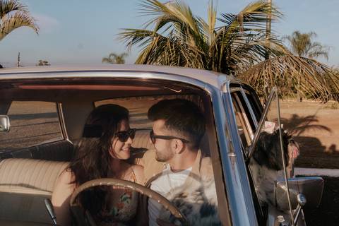 ensaio espontâneo de casal, pré wedding, ensaio de casal, com cachorro, ensaio autoral criativo, com carro antigo feito pela fotografa de casamento, thais augusto fotografia, fotografia documental e criativo para casais de personalidade.'