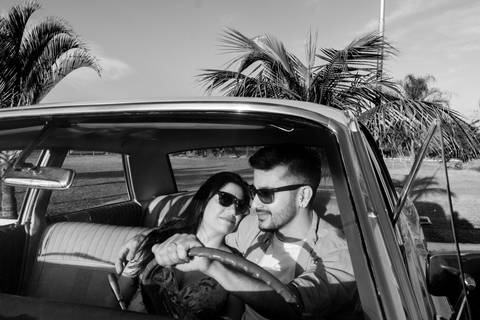 ensaio espontâneo de casal, pré wedding, ensaio de casal, com cachorro, ensaio autoral criativo, com carro antigo feito pela fotografa de casamento, thais augusto fotografia, fotografia documental e criativo para casais de personalidade.'