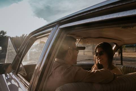 ensaio espontâneo de casal, pré wedding, ensaio de casal, com cachorro, ensaio autoral criativo, com carro antigo feito pela fotografa de casamento, thais augusto fotografia, fotografia documental e criativo para casais de personalidade.'