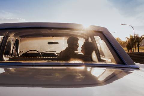 ensaio espontâneo de casal, pré wedding, ensaio de casal, com cachorro, ensaio autoral criativo, com carro antigo feito pela fotografa de casamento, thais augusto fotografia, fotografia documental e criativo para casais de personalidade.'