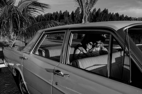ensaio espontâneo de casal, pré wedding, ensaio de casal, com cachorro, ensaio autoral criativo, com carro antigo feito pela fotografa de casamento, thais augusto fotografia, fotografia documental e criativo para casais de personalidade.'