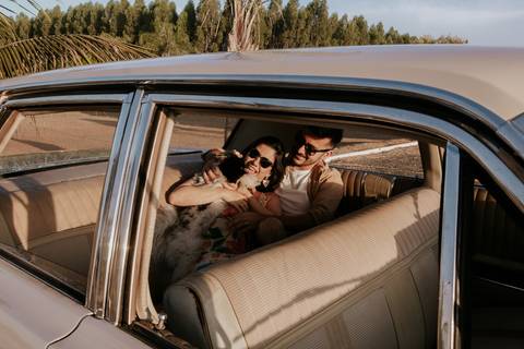 ensaio espontâneo de casal, pré wedding, ensaio de casal, com cachorro, ensaio autoral criativo, com carro antigo feito pela fotografa de casamento, thais augusto fotografia, fotografia documental e criativo para casais de personalidade.'
