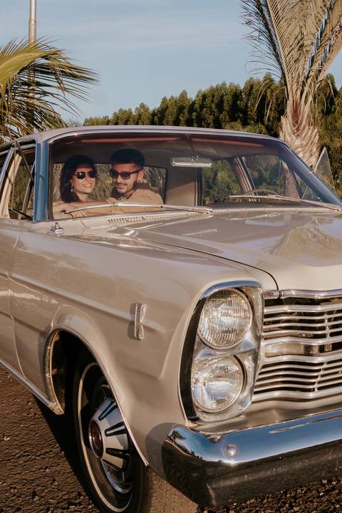 ensaio espontâneo de casal, pré wedding, ensaio de casal, com cachorro, ensaio autoral criativo, com carro antigo feito pela fotografa de casamento, thais augusto fotografia, fotografia documental e criativo para casais de personalidade.'