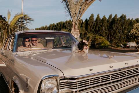 ensaio espontâneo de casal, pré wedding, ensaio de casal, com cachorro, ensaio autoral criativo, com carro antigo feito pela fotografa de casamento, thais augusto fotografia, fotografia documental e criativo para casais de personalidade.'