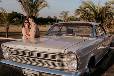 ensaio espontâneo de casal, pré wedding, ensaio de casal, com cachorro, ensaio autoral criativo, com carro antigo feito pela fotografa de casamento, thais augusto fotografia, fotografia documental e criativo para casais de personalidade.'