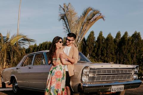 ensaio espontâneo de casal, pré wedding, ensaio de casal, com cachorro, ensaio autoral criativo, com carro antigo feito pela fotografa de casamento, thais augusto fotografia, fotografia documental e criativo para casais de personalidade.'