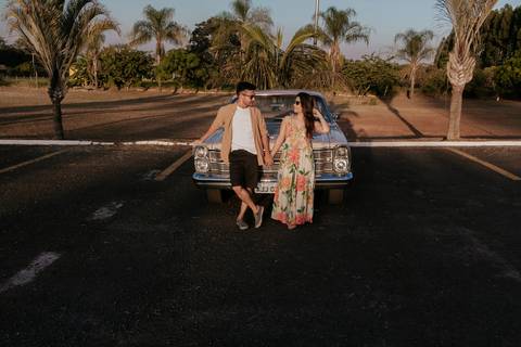ensaio espontâneo de casal, pré wedding, ensaio de casal, com cachorro, ensaio autoral criativo, com carro antigo feito pela fotografa de casamento, thais augusto fotografia, fotografia documental e criativo para casais de personalidade, ford, galaxie 500'
