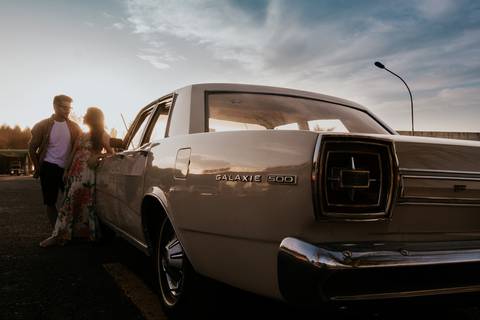 ensaio espontâneo de casal, pré wedding, ensaio de casal, com cachorro, ensaio autoral criativo, com carro antigo feito pela fotografa de casamento, thais augusto fotografia, fotografia documental e criativo para casais de personalidade, ford, galaxie 500'