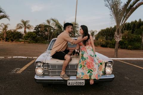 ensaio espontâneo de casal, pré wedding, ensaio de casal, com cachorro, ensaio autoral criativo, com carro antigo feito pela fotografa de casamento, thais augusto fotografia, fotografia documental e criativo para casais de personalidade, ford, galaxie 500'