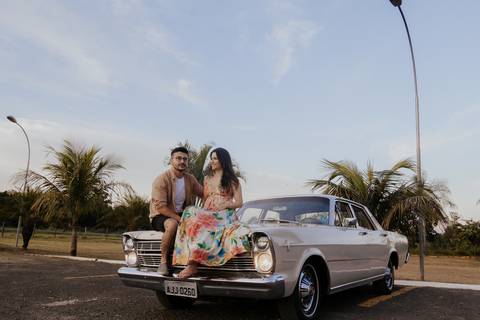 ensaio espontâneo de casal, pré wedding, ensaio de casal, com cachorro, ensaio autoral criativo, com carro antigo feito pela fotografa de casamento, thais augusto fotografia, fotografia documental e criativo para casais de personalidade, ford, galaxie 500'