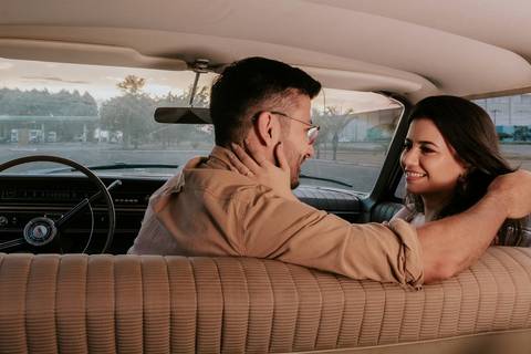 ensaio espontâneo de casal, pré wedding, ensaio de casal, com cachorro, ensaio autoral criativo, com carro antigo feito pela fotografa de casamento, thais augusto fotografia, fotografia documental e criativo para casais de personalidade, ford, galaxie 500'