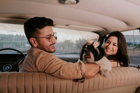 ensaio espontâneo de casal, pré wedding, ensaio de casal, com cachorro, ensaio autoral criativo, com carro antigo feito pela fotografa de casamento, thais augusto fotografia, fotografia documental e criativo para casais de personalidade, ford, galaxie 500'
