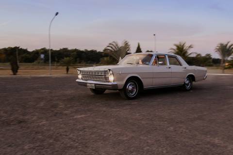 ensaio espontâneo de casal, pré wedding, ensaio de casal, com cachorro, ensaio autoral criativo, com carro antigo feito pela fotografa de casamento, thais augusto fotografia, fotografia documental e criativo para casais de personalidade, ford, galaxie 500'