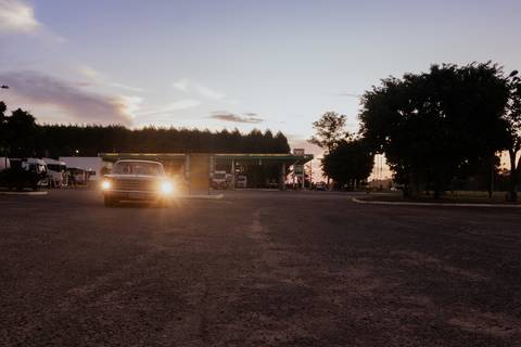 ensaio espontâneo de casal, pré wedding, ensaio de casal, com cachorro, ensaio autoral criativo, com carro antigo feito pela fotografa de casamento, thais augusto fotografia, fotografia documental e criativo para casais de personalidade, ford, galaxie 500'