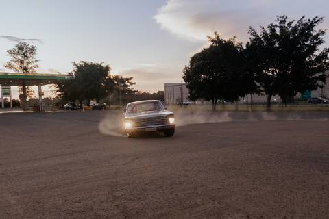 ensaio espontâneo de casal, pré wedding, ensaio de casal, com cachorro, ensaio autoral criativo, com carro antigo feito pela fotografa de casamento, thais augusto fotografia, fotografia documental e criativo para casais de personalidade, ford, galaxie 500'