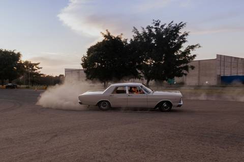 ensaio espontâneo de casal, pré wedding, ensaio de casal, com cachorro, ensaio autoral criativo, com carro antigo feito pela fotografa de casamento, thais augusto fotografia, fotografia documental e criativo para casais de personalidade, ford, galaxie 500'