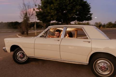 farol aceso do ford galaxie 500 em ensaio pré wedding realizado em bauru-sp por fotografa autoral e criativa documental thais augusto fotografia'