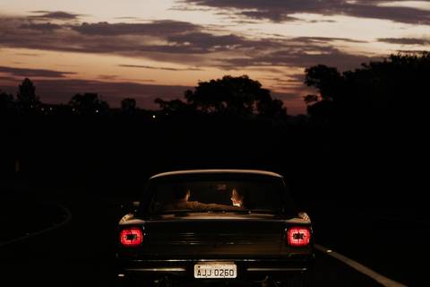 farol aceso do ford galaxie 500 em ensaio pré wedding realizado em bauru-sp por fotografa autoral e criativa documental thais augusto fotografia'