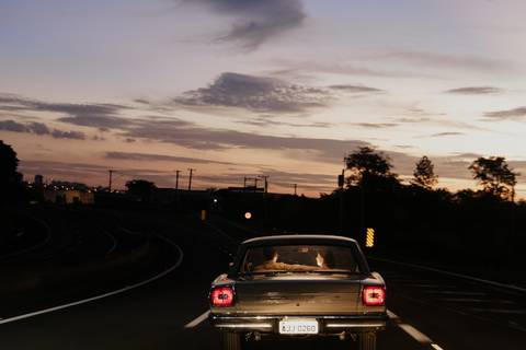 ford galaxie 500 na pista por do sol em bauru - sp ensaio de casal realizado por thais augusto fotografia, ensaio com direcionamento de casais de personalidade, criativo e divertido em bauru-sp'