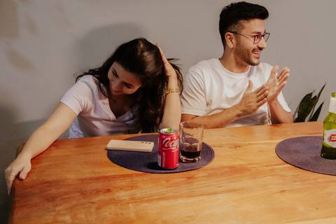 pre wedding realizado na casa do casal, em lifestyle, no apartamento em bauru-sp cerveja e coca cola com lanche, fotografia autoral e criativo em bauru-sp, fotografa de casamento thais augusto fotografia'