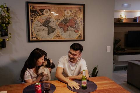pre wedding realizado na casa do casal, em lifestyle, no apartamento em bauru-sp cerveja e coca cola com lanche, fotografia autoral e criativo em bauru-sp, fotografa de casamento thais augusto fotografia'