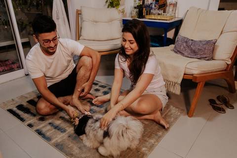 life style com casal em apartamento comendo lanche ensaio descontraído realizado por fotografa autoral e documental criativa thais augusto fotografia, fotografa de casamento em bauru e interior de sp'