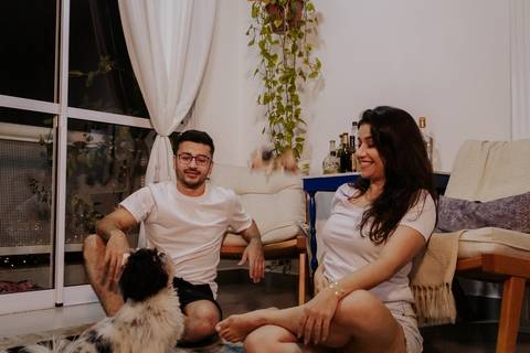 life style com casal em apartamento comendo lanche ensaio descontraído realizado por fotografa autoral e documental criativa thais augusto fotografia, fotografa de casamento em bauru e interior de sp'