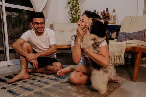 life style com casal em apartamento comendo lanche ensaio descontraído realizado por fotografa autoral e documental criativa thais augusto fotografia, fotografa de casamento em bauru e interior de sp'