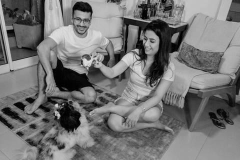 life style com casal em apartamento comendo lanche ensaio descontraído realizado por fotografa autoral e documental criativa thais augusto fotografia, fotografa de casamento em bauru e interior de sp'