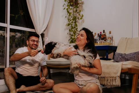 life style com casal em apartamento comendo lanche ensaio descontraído realizado por fotografa autoral e documental criativa thais augusto fotografia, fotografa de casamento em bauru e interior de sp'