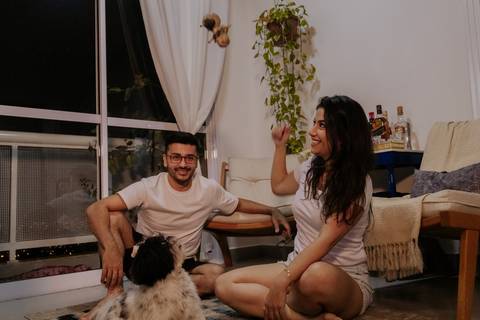 life style com casal em apartamento comendo lanche ensaio descontraído realizado por fotografa autoral e documental criativa thais augusto fotografia, fotografa de casamento em bauru e interior de sp'