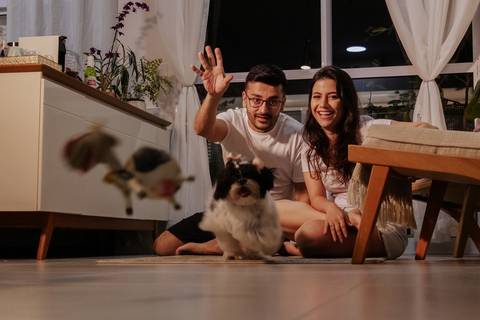 life style com casal em apartamento comendo lanche ensaio descontraído realizado por fotografa autoral e documental criativa thais augusto fotografia, fotografa de casamento em bauru e interior de sp'