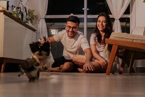 life style com casal em apartamento comendo lanche ensaio descontraído realizado por fotografa autoral e documental criativa thais augusto fotografia, fotografa de casamento em bauru e interior de sp'