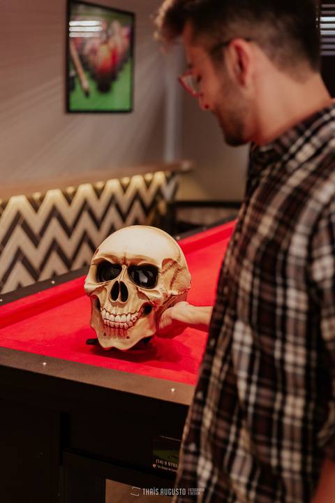 making of noivo capacete de esqueleto, hard rock ford dodge e harley davidson bebidas, amigos, making of do noivo com amigos fotógrafa de casamento Thais augusto registra fotos espontâneas e criativas com os noivos em bauru e região, salao do predio noivo'