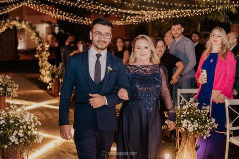 entrada do noivo, decoração ana p assis, chacara veneza, iluminação cenica richard luzes cruzadas, terno azul noivas ideias, thais augusto fotografa, tag de casamento, debora cota cerimonialista, pastel no casamento, ryan no video banda bamboa'