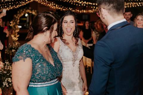 casamento noturno na chácara veneza fotógrafa de casamento registra momentos espontâneas e naturais do casal e convidados, festa cheia de emocão e naturalidade, noivos, 2023, noivos 2024, minha vez, entrada da noiva, luzes na chacara veneza na cerimonia'