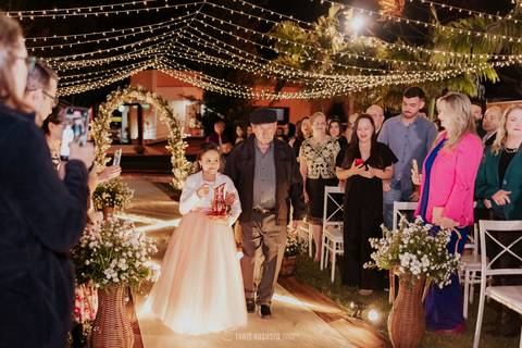 vô e sobrinha entrando no casamento com as alianças'