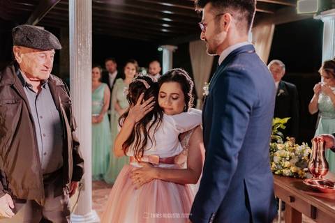 casamento noturno na chácara veneza fotógrafa de casamento registra momentos espontâneas e naturais do casal e convidados, festa cheia de emocão e naturalidade, noivos, 2023, noivos 2024, minha vez, entrada da noiva, luzes na chacara veneza na cerimonia'