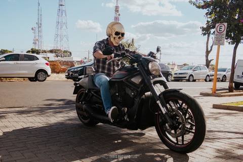 making of noivo capacete de esqueleto, hard rock ford dodge e harley davidson bebidas, amigos, making of do noivo com amigos fotógrafa de casamento Thais augusto registra fotos espontâneas e criativas com os noivos em bauru e região, salao do predio noivo'