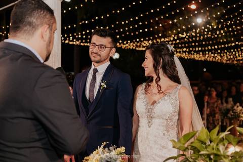 casamento noturno na chácara veneza fotógrafa de casamento registra momentos espontâneas e naturais do casal e convidados, festa cheia de emocão e naturalidade, noivos, 2023, noivos 2024, minha vez, entrada da noiva, luzes na chacara veneza na cerimonia'