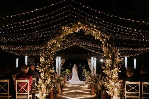 visão ampla da chacara veneza no casamento noturno com as luzes cenicas e decoradora'