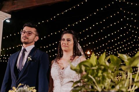 casamento noturno na chácara veneza fotógrafa de casamento registra momentos espontâneas e naturais do casal e convidados, festa cheia de emocão e naturalidade, noivos, 2023, noivos 2024, minha vez, entrada da noiva, luzes na chacara veneza na cerimonia'