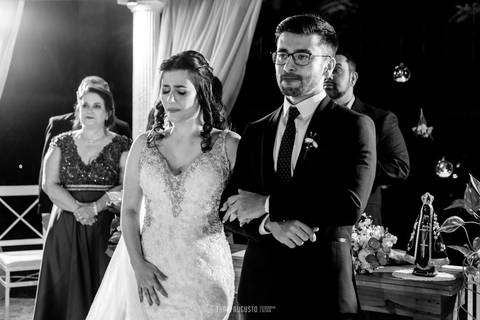 noivos emocionados com entrada do avô na cerimonia de casamento na chacara veneza '