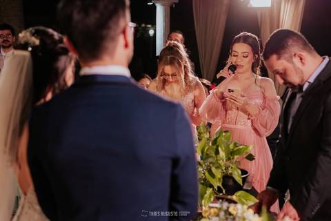 casamento noturno na chácara veneza fotógrafa de casamento registra momentos espontâneas e naturais do casal e convidados, festa cheia de emocão e naturalidade, noivos, 2023, noivos 2024, minha vez, entrada da noiva, luzes na chacara veneza na cerimonia'