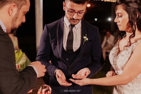 casamento noturno na chácara veneza fotógrafa de casamento registra momentos espontâneas e naturais do casal e convidados, festa cheia de emocão e naturalidade, noivos, 2023, noivos 2024, minha vez, entrada da noiva, luzes na chacara veneza na cerimonia'