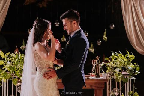 casamento noturno na chácara veneza fotógrafa de casamento registra momentos espontâneas e naturais do casal e convidados, festa cheia de emocão e naturalidade, noivos, 2023, noivos 2024, minha vez, entrada da noiva, luzes na chacara veneza na cerimonia'